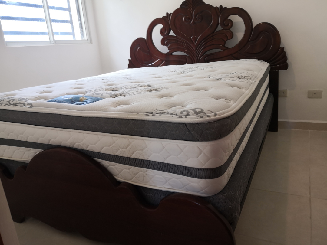 Juego de Habitación en Caoba Queen  Colchón Serta Usados Foto 7323590-4.jpg