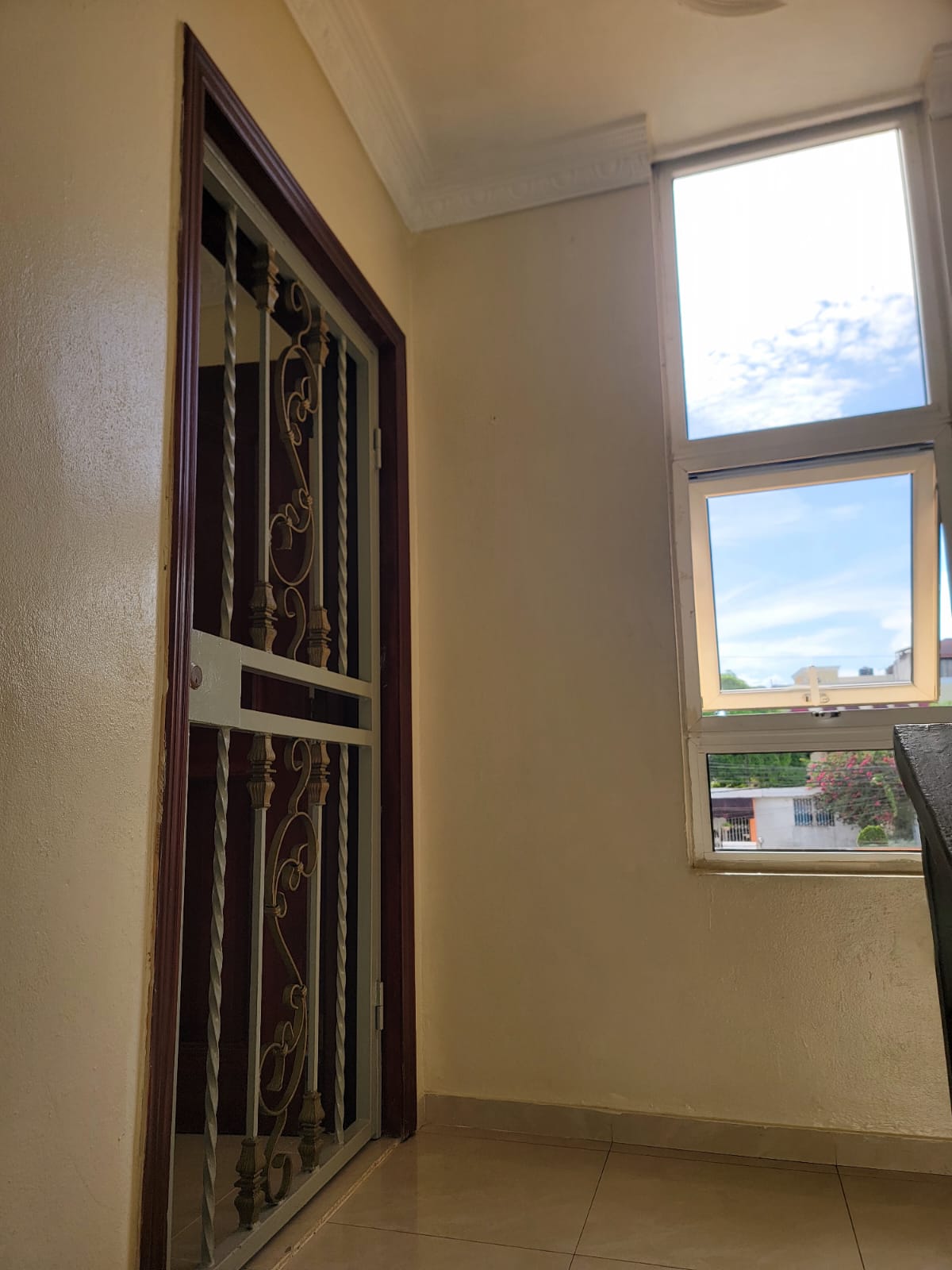 VENDO CONFORTABLE Y AMPLIO APARTAMENTO EN SANTO DOMINGO ESTE. 2DO. NIV Foto 7323643-4.jpg