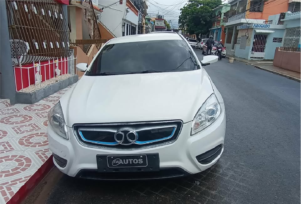 BAIC EU260 AÑO 2016 250KM NEGOCIABLE LIGERAMENTE REPLICA DEL MERCEDES  Foto 7323691-1.jpg