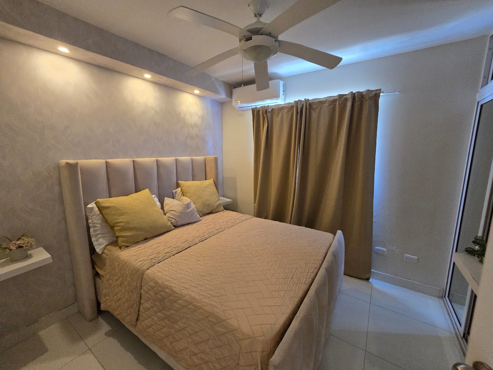 Apartamento con Terraza en Villas Naco Km 13 Autopista Duarte entrando Foto 7324445-11.jpg
