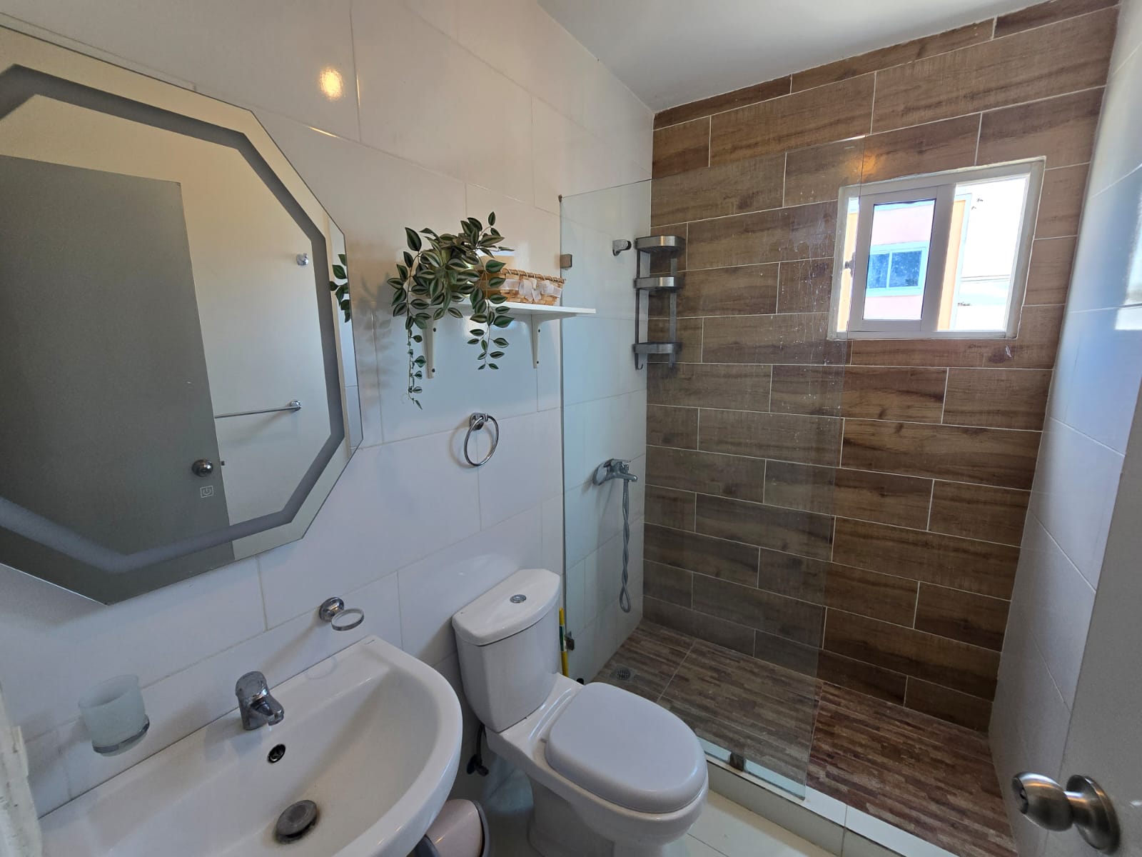 Apartamento con Terraza en Villas Naco Km 13 Autopista Duarte entrando Foto 7324445-13.jpg