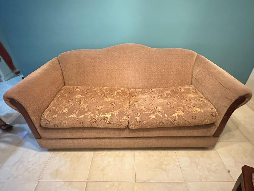 Vendo muebles en caoba con su silla y mesas Foto 7324686-1.jpg