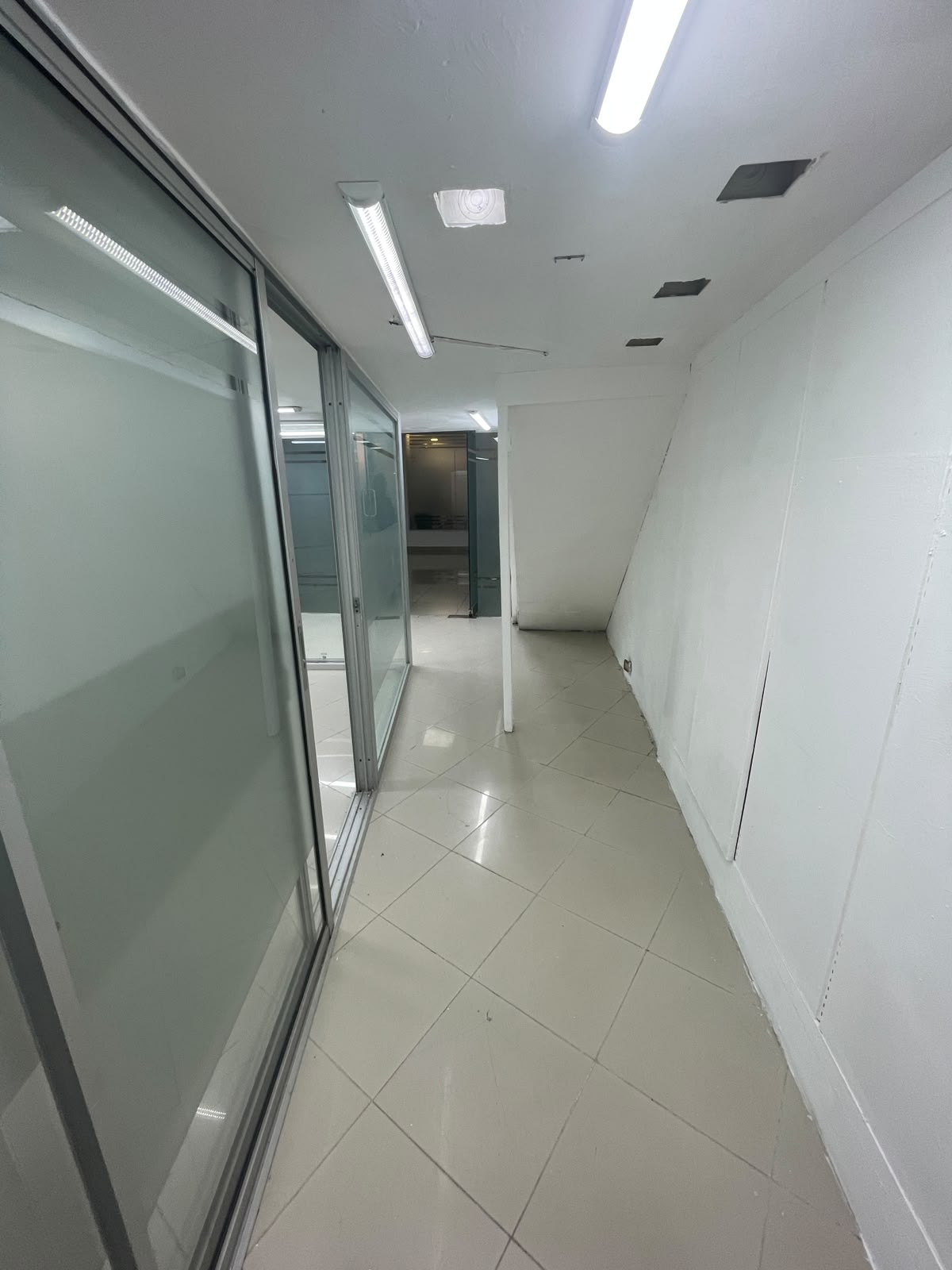 SE ALQUILA LOCAL COMERCIAL CON MEZANINE EN PLAZA DIAMOND MALL Foto 7324717-3.jpg