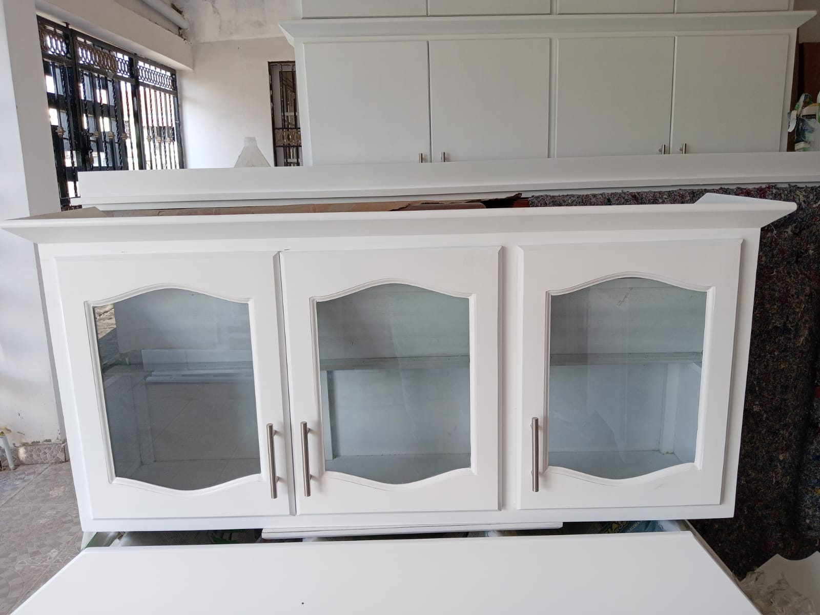 Gabinete de tres blanco pequeño con cristales  Foto 7324788-1.jpg