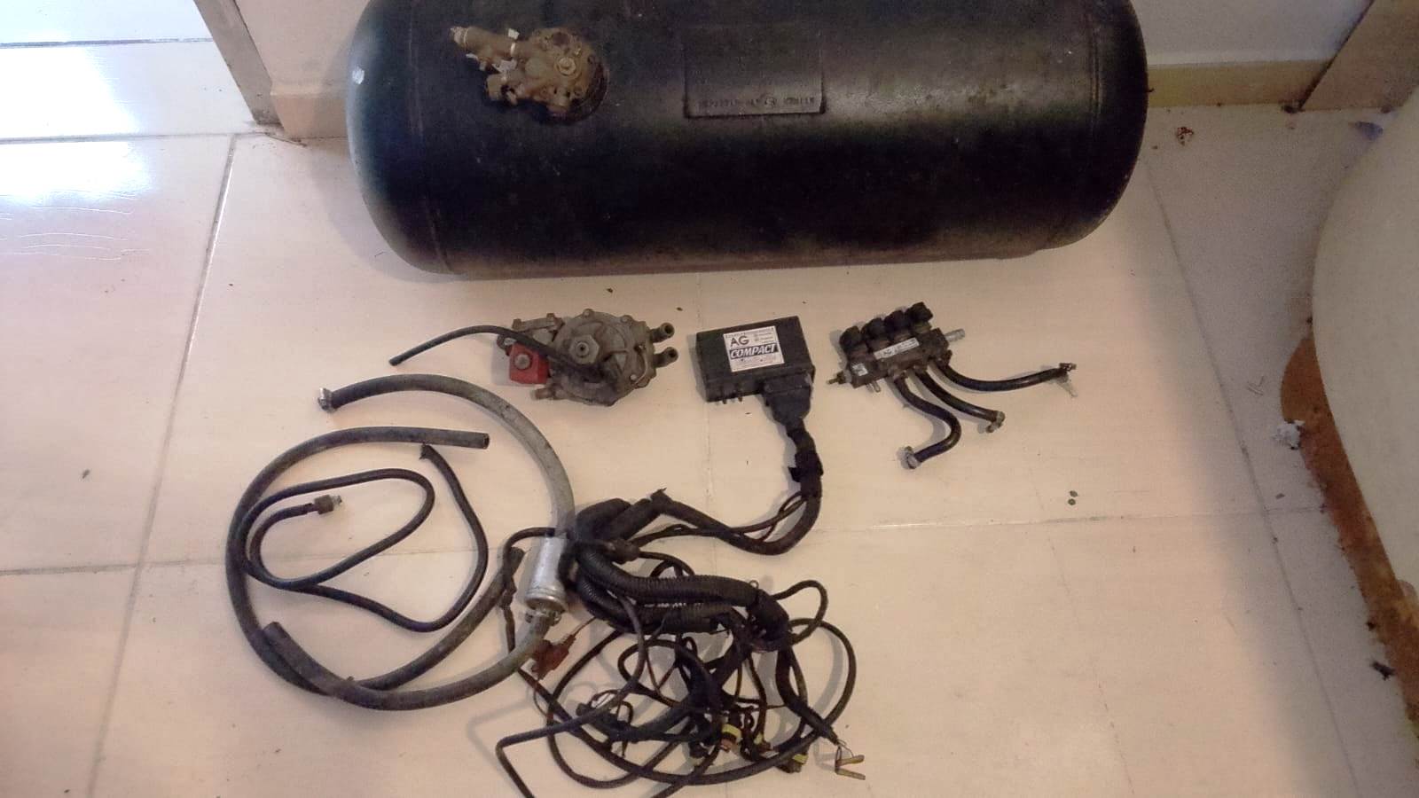 Se vende equpo de gas para vehiculo con su tanque computadora regulado Foto 7324816-1.jpg